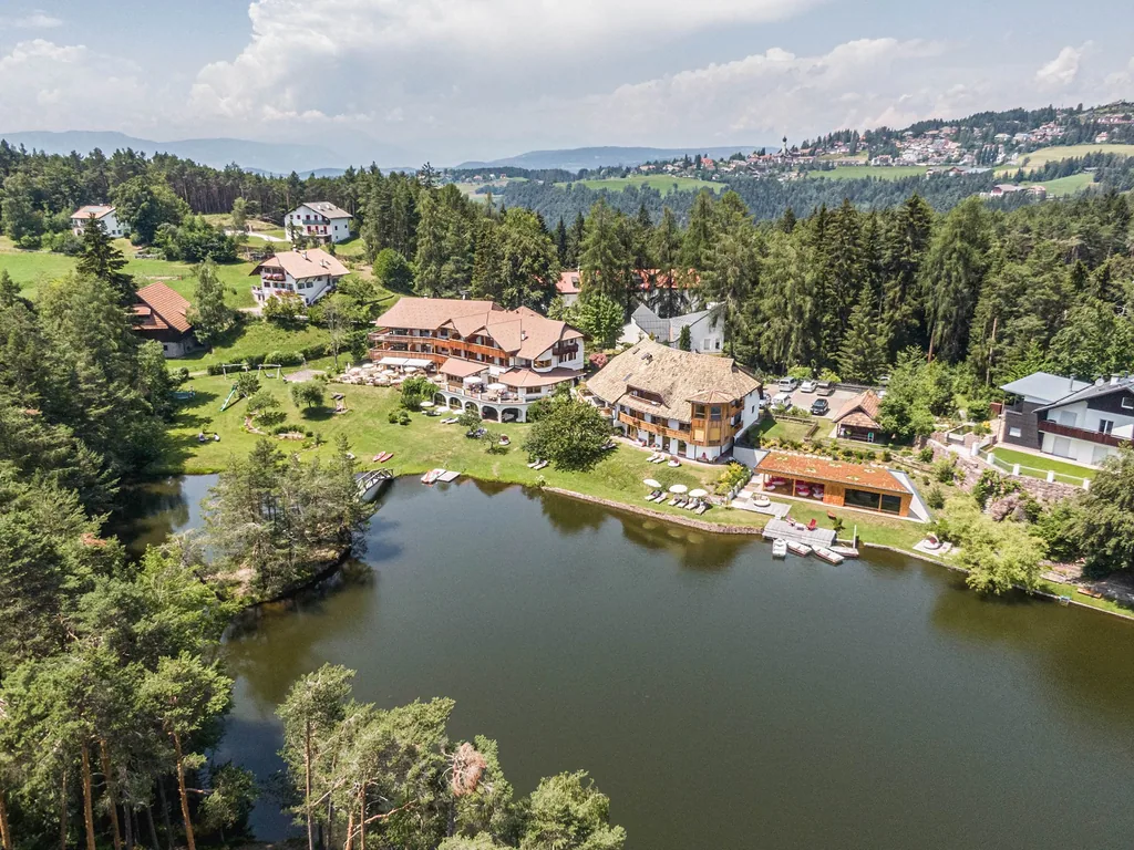 Weihrerhof - Außenansicht des Hotels am See