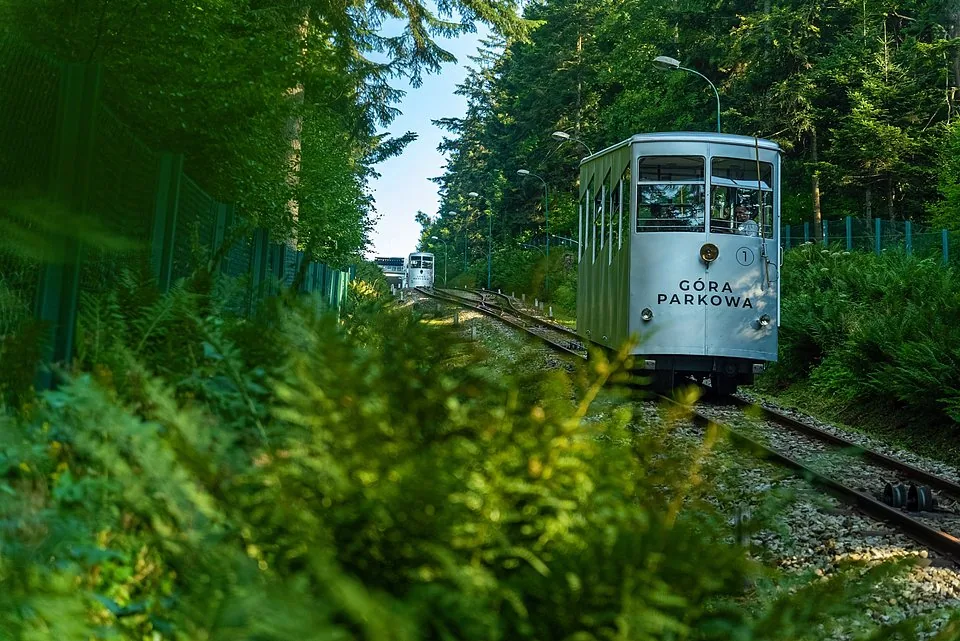 Retro kolej linowo-terenowa w ośrodku PKL Góra Parkowa