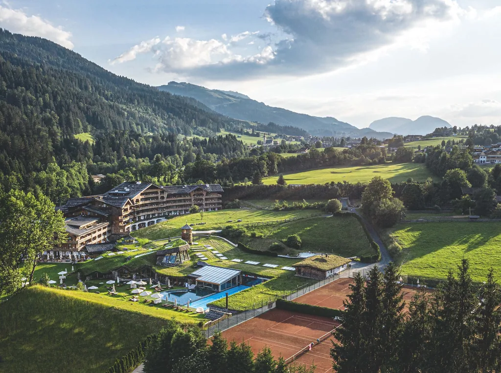 nachhaltiges-wellnessresort-stanglwirt-wilder-kaiser-tirol-Luftansicht